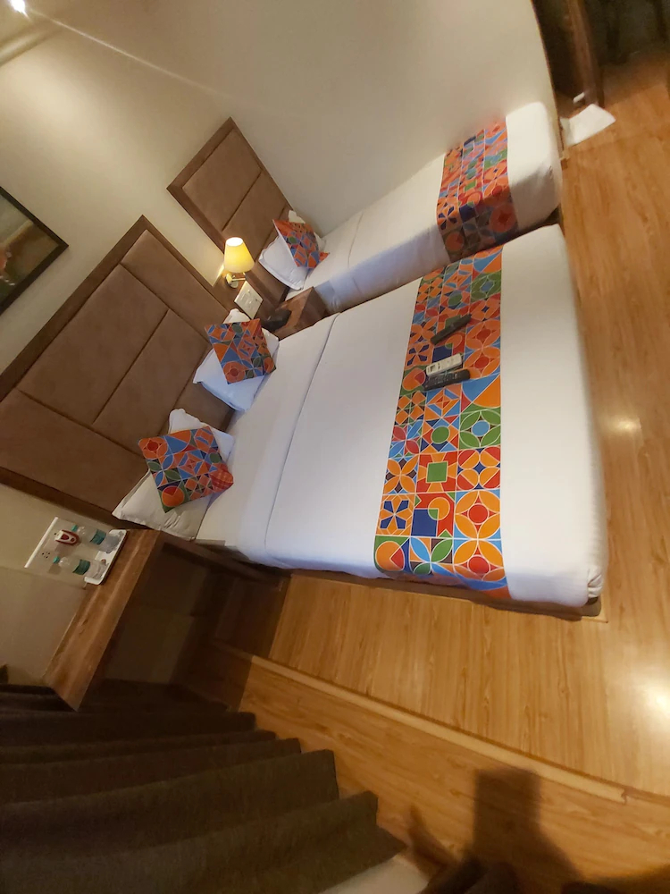 FabHotel Byaris International