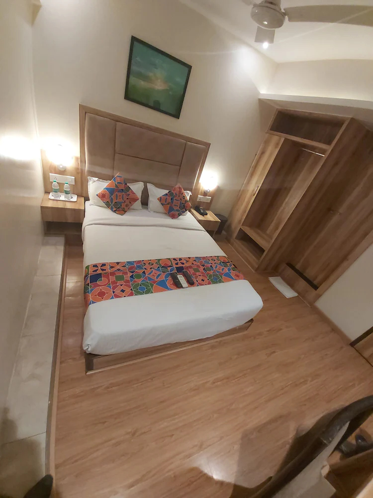 FabHotel Byaris International