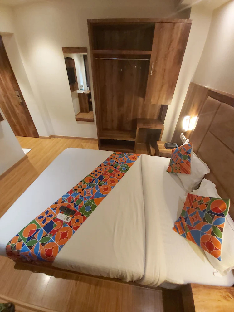 FabHotel Byaris International