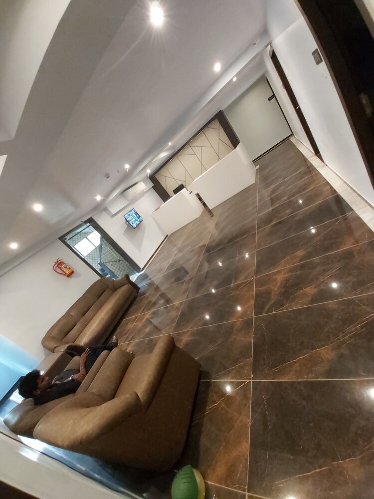 FabHotel Byaris International