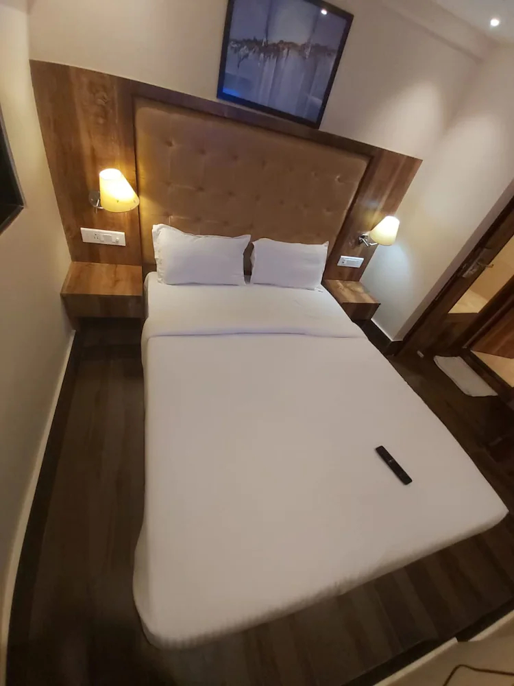 FabHotel Byaris International