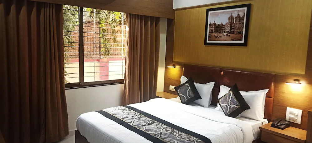 Hotel Crystal Luxury Inn