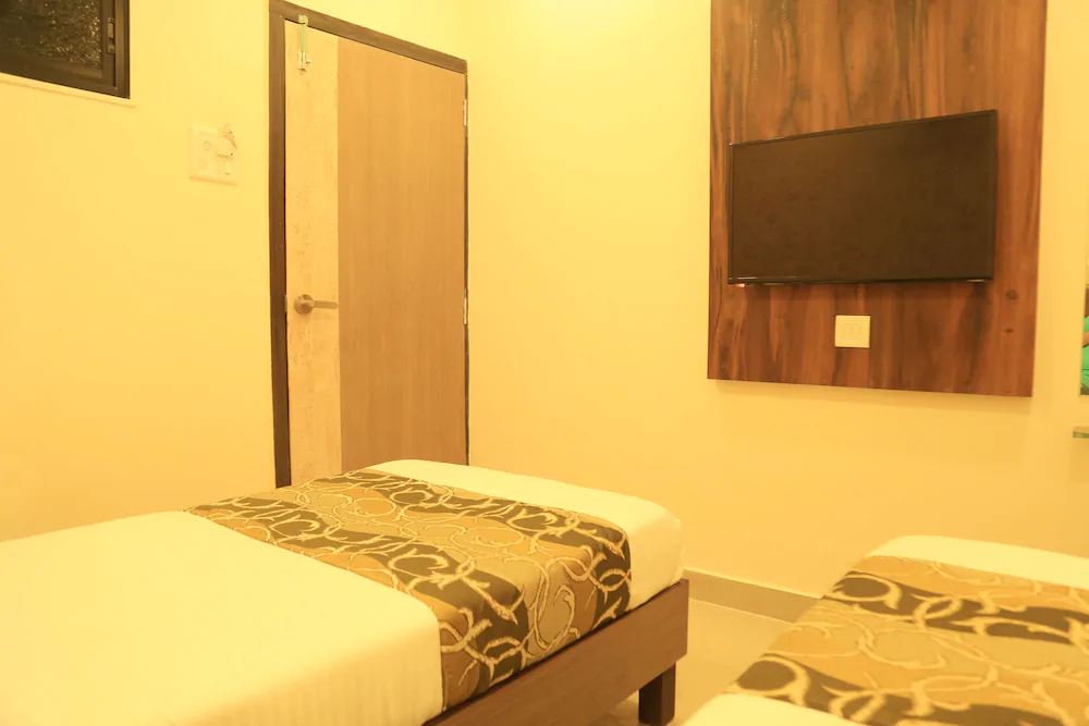 Hotel Golden Nest by OYO Rooms