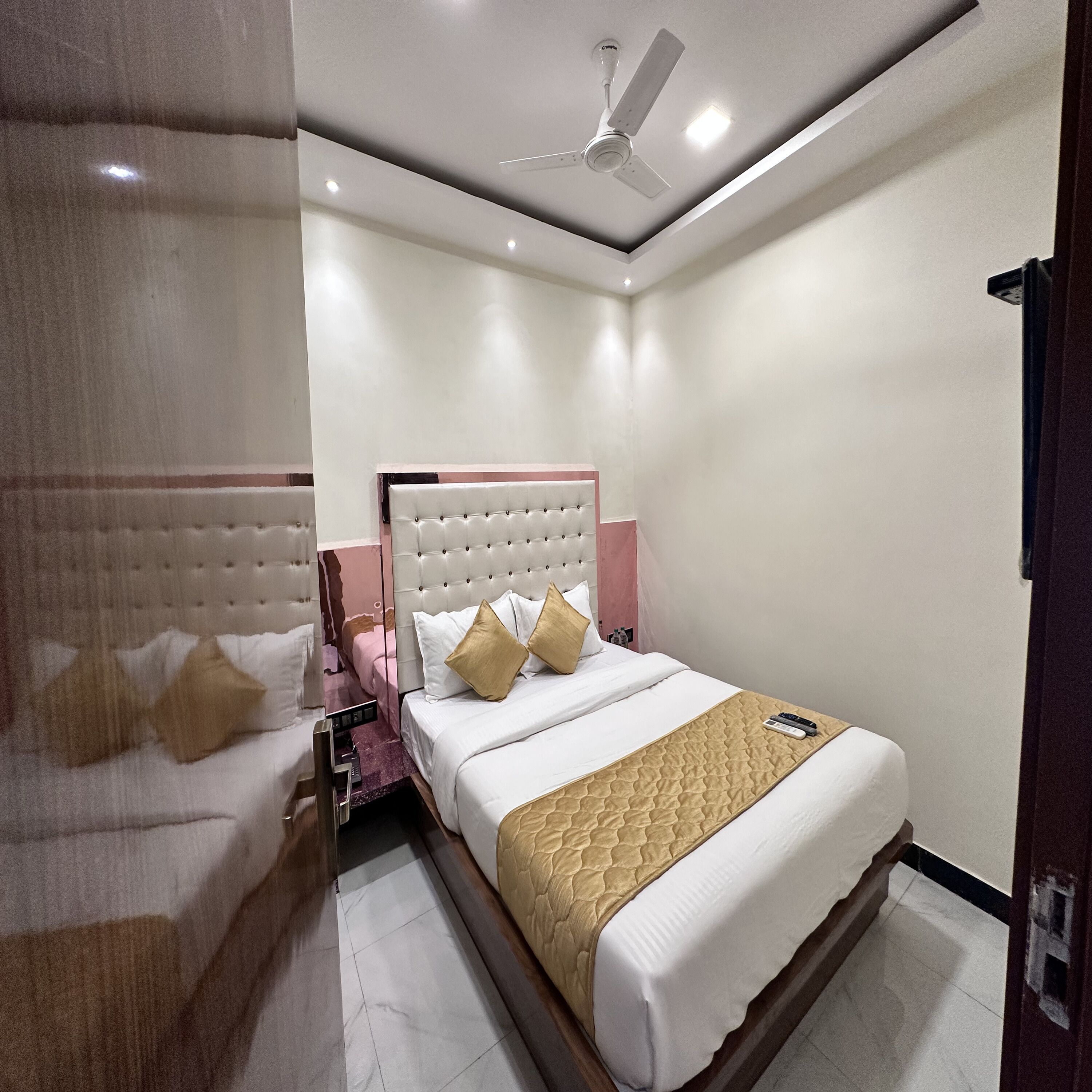 Hotel Airport Crown