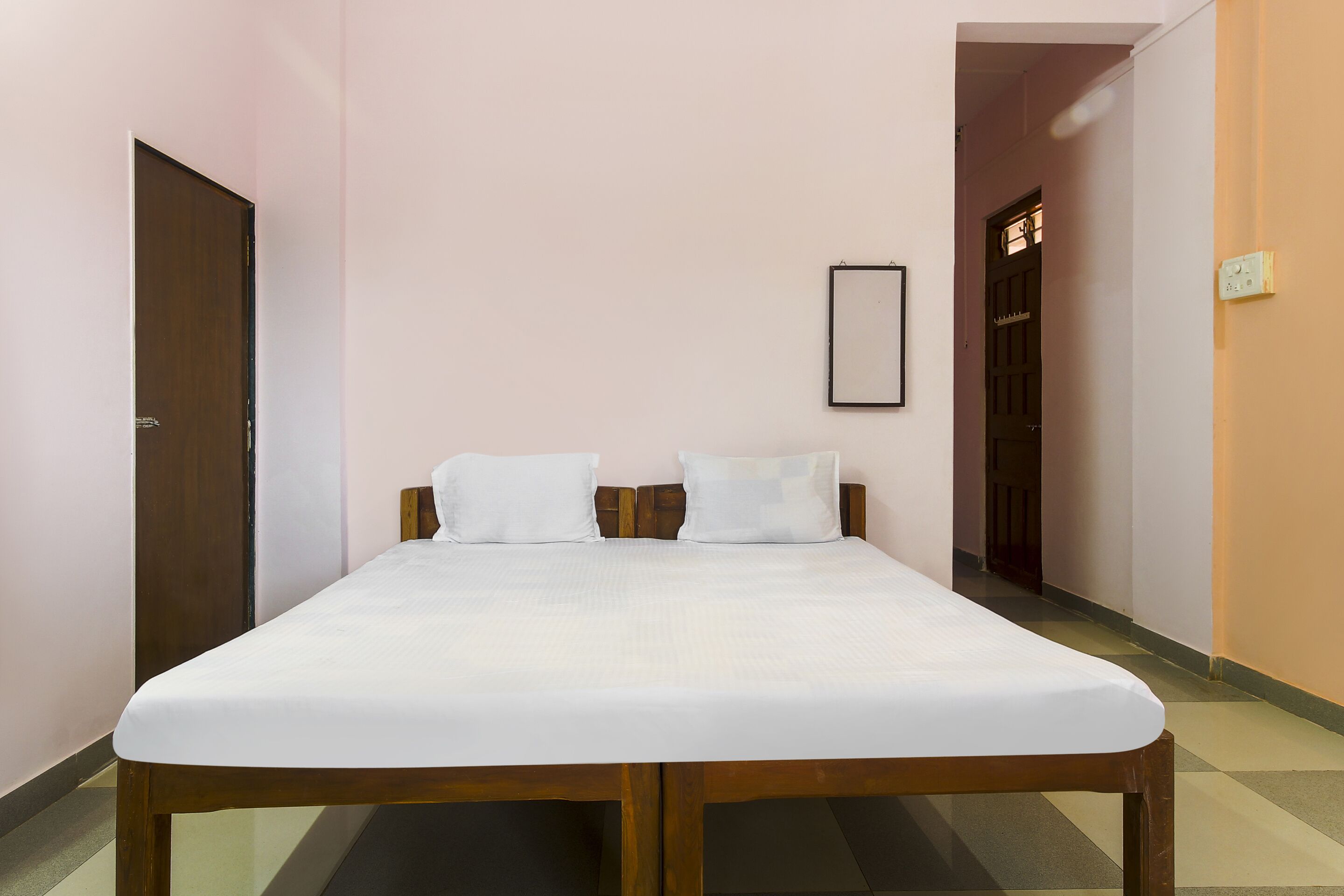 Jaideep Lodge by OYO Rooms