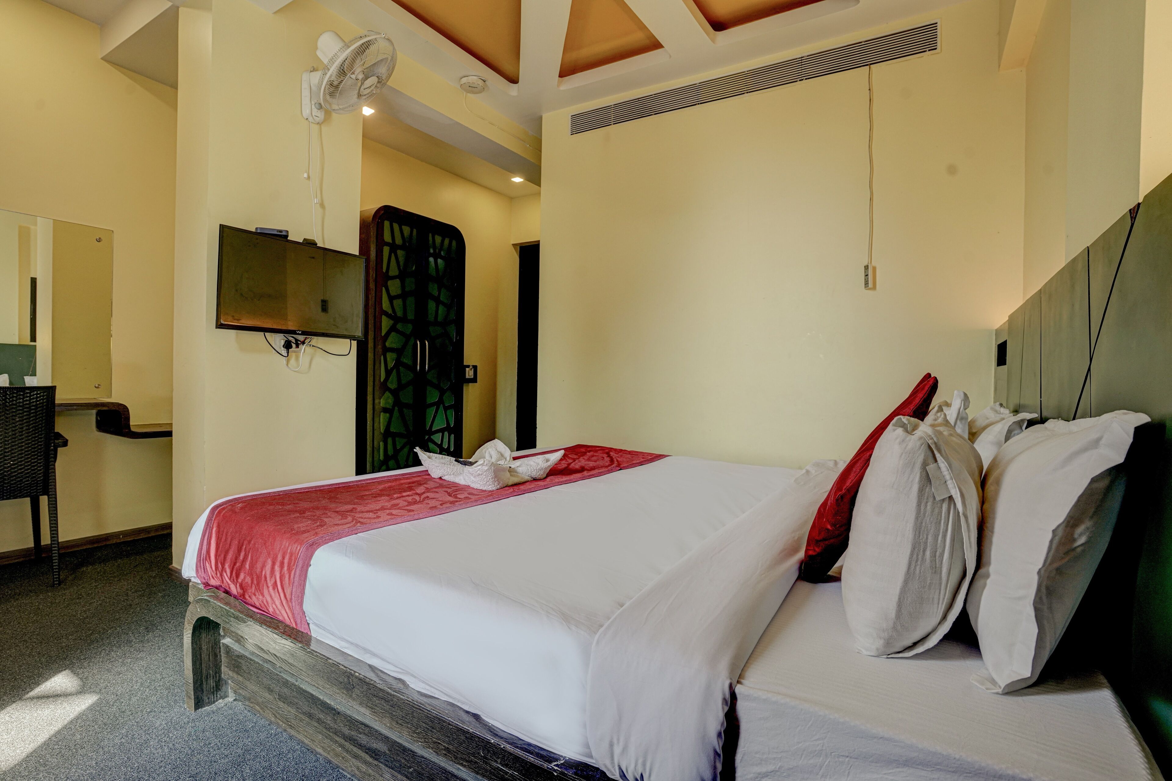Hotel RR Suites - Near LODHA Xperia Mall