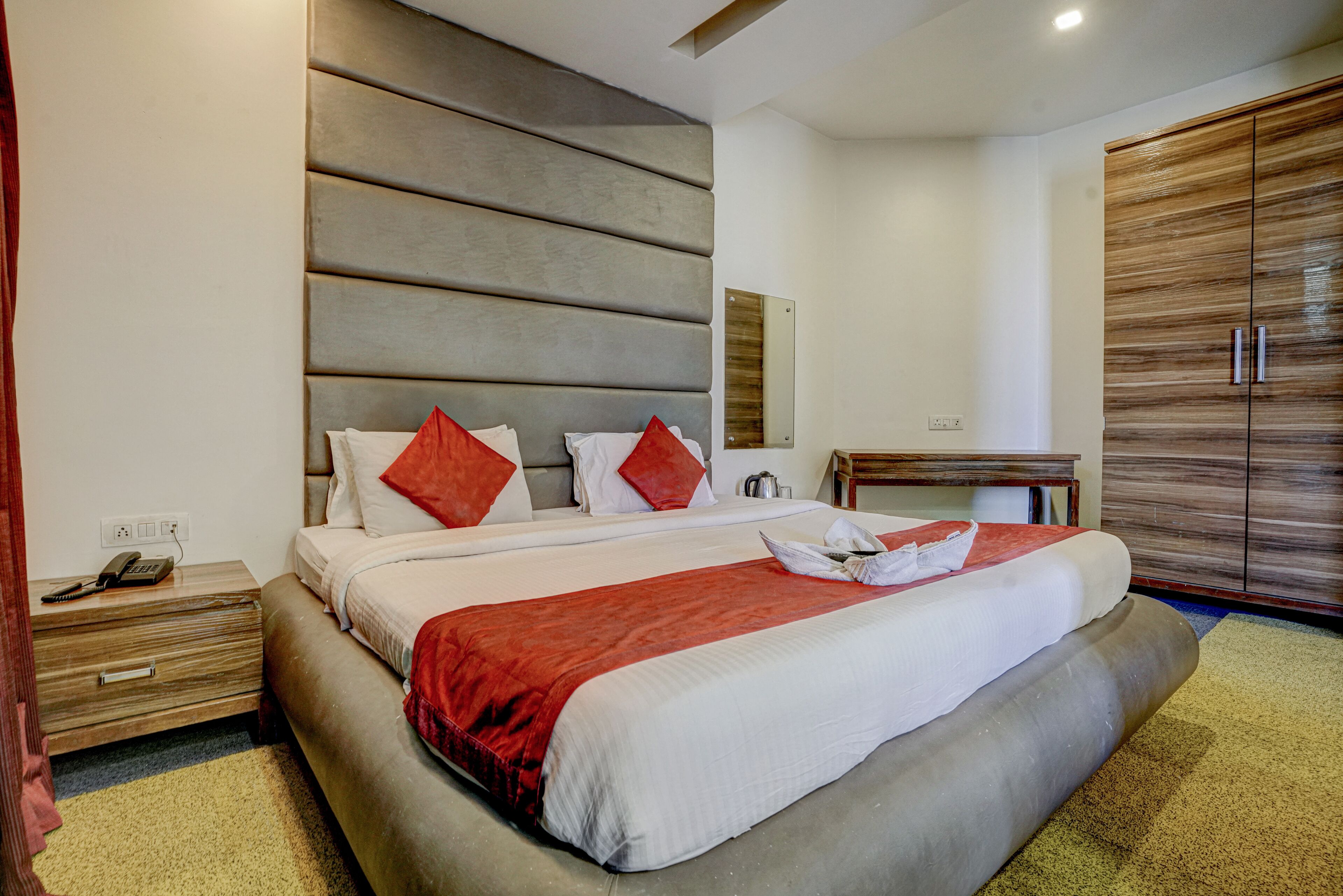 Hotel RR Suites - Near LODHA Xperia Mall