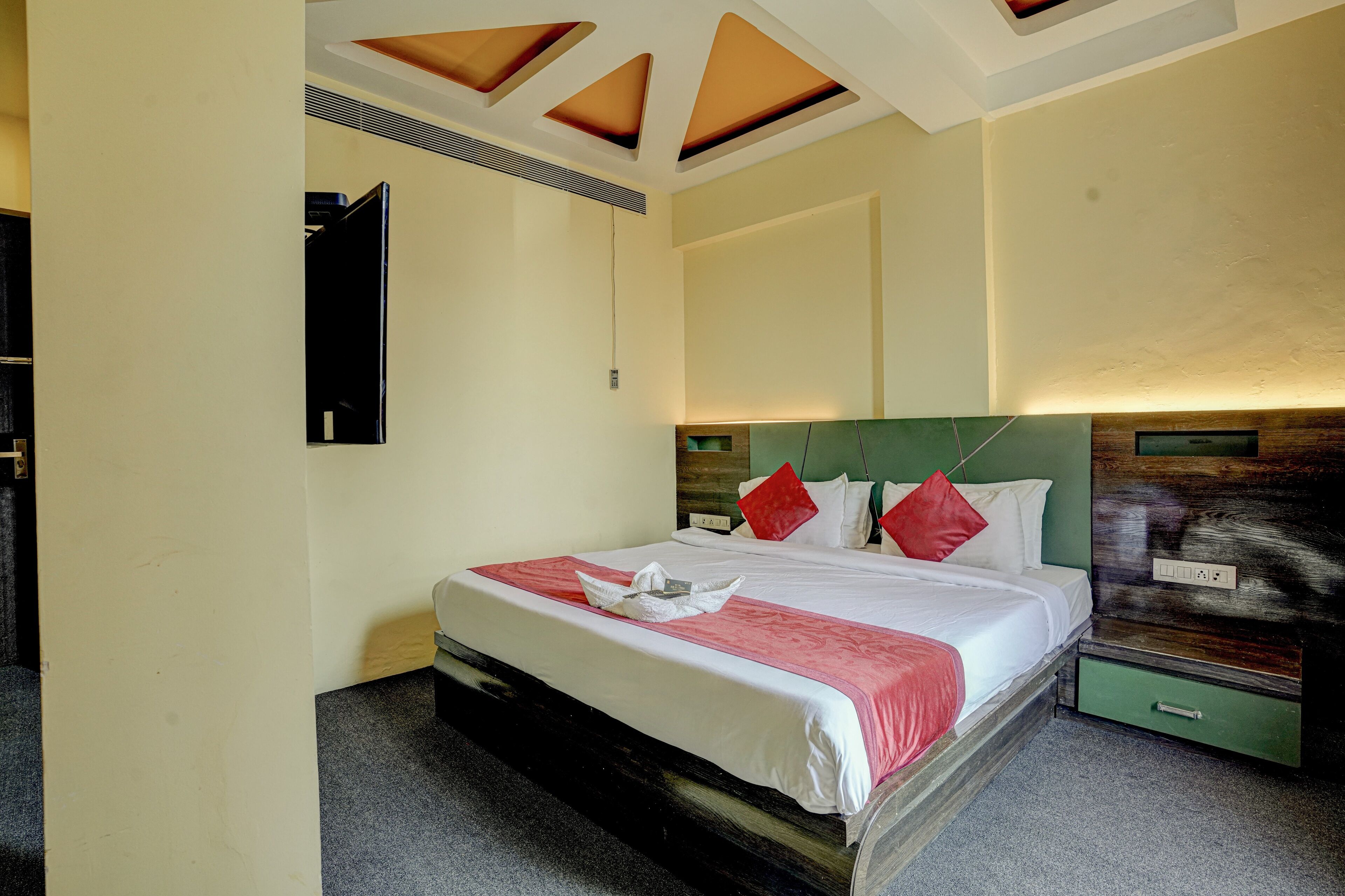 Hotel RR Suites - Near LODHA Xperia Mall