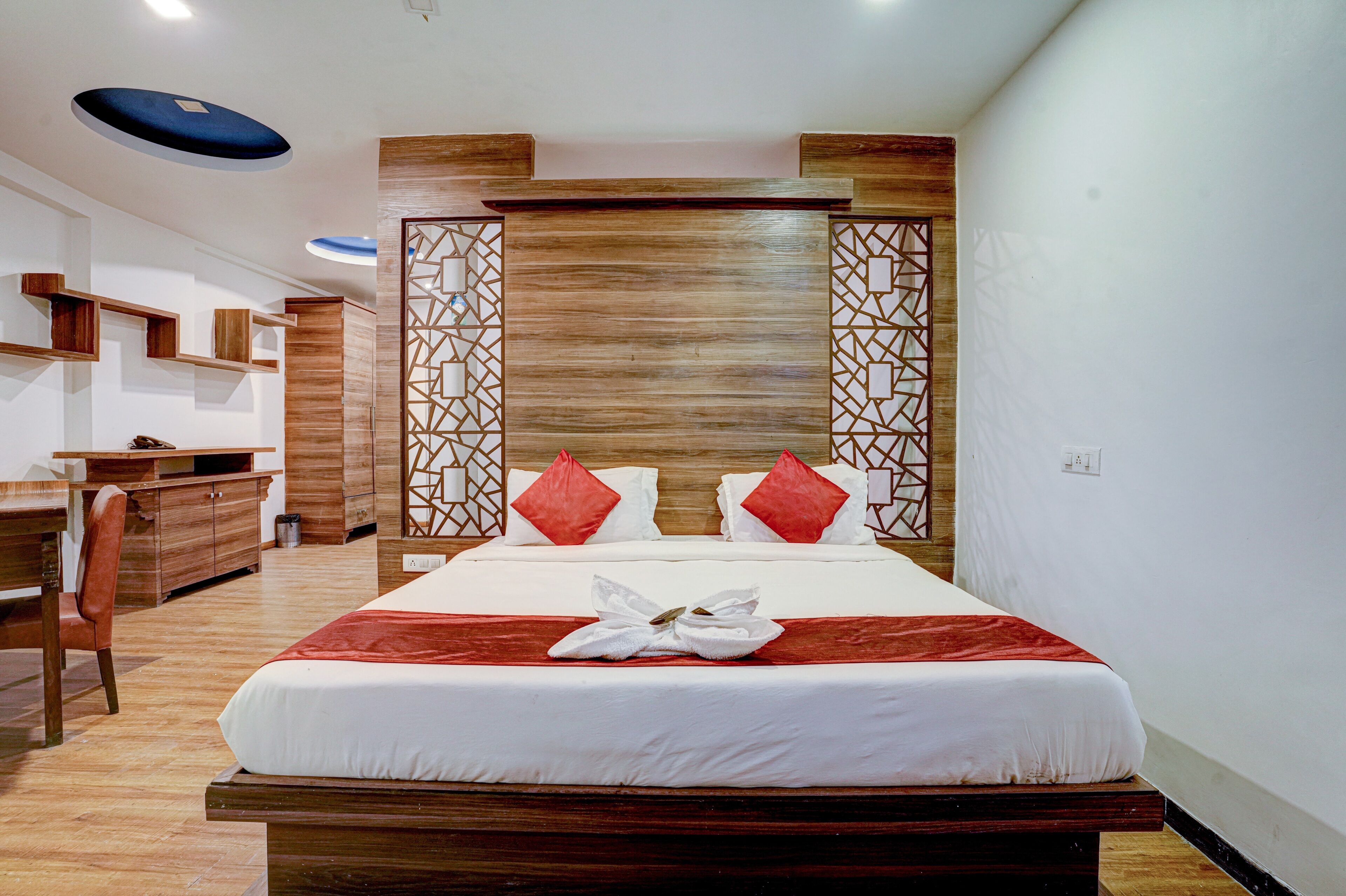 Hotel RR Suites - Near LODHA Xperia Mall