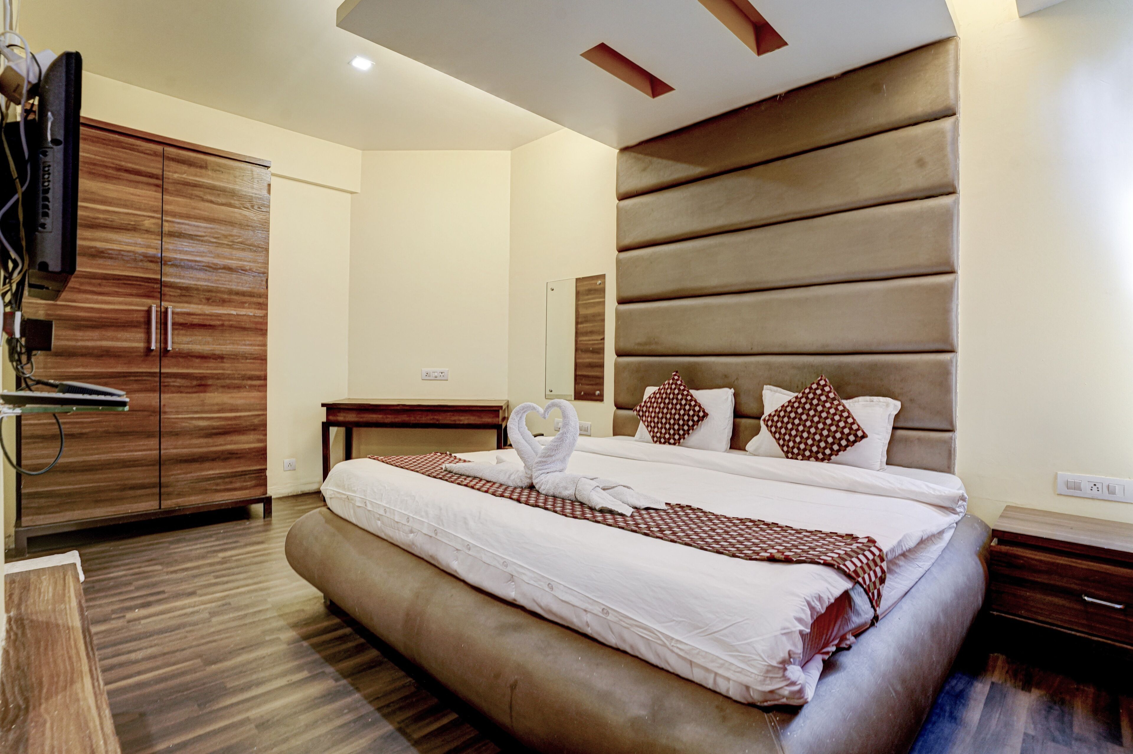 Hotel RR Suites - Near LODHA Xperia Mall