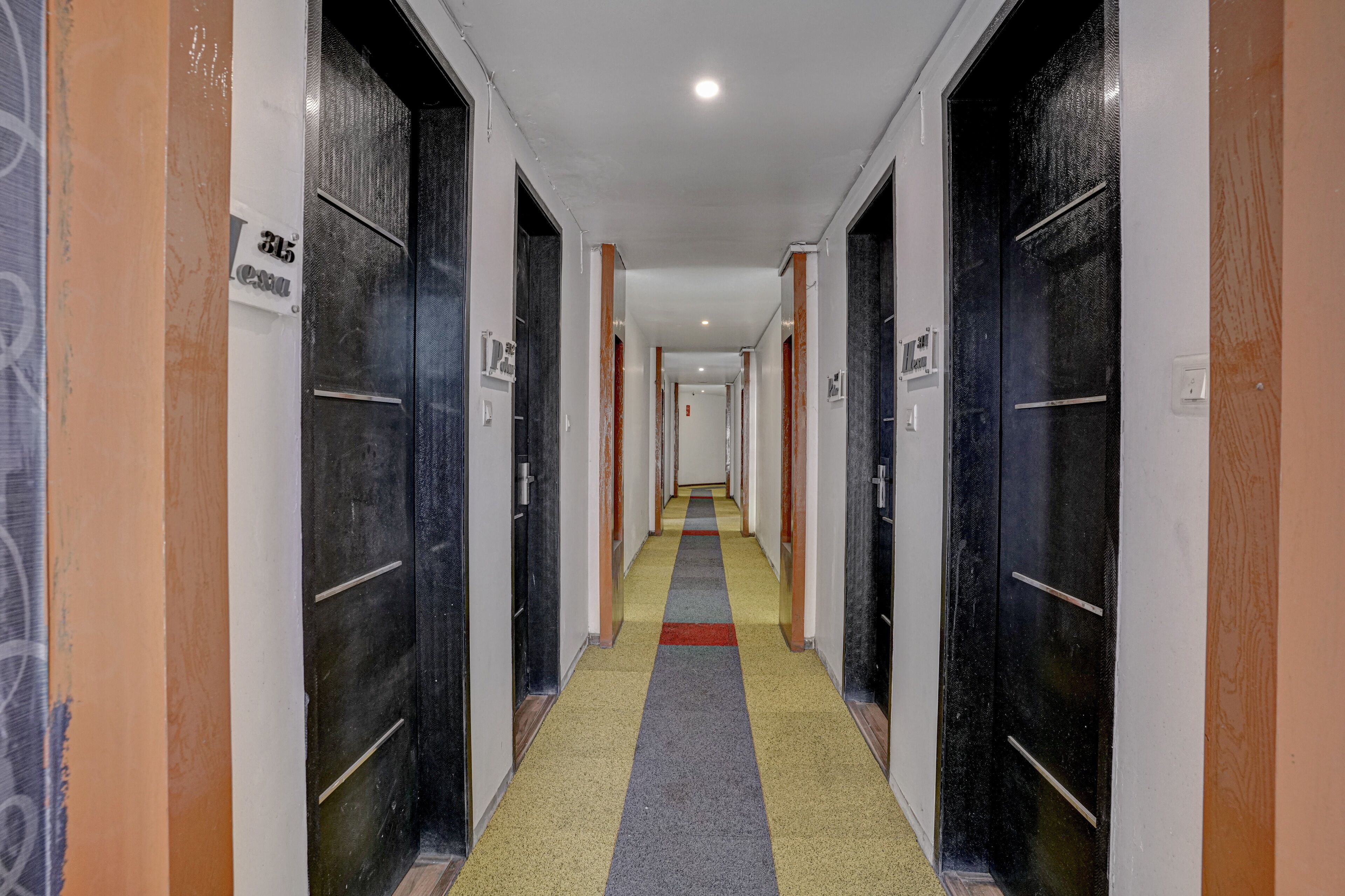 Hotel RR Suites - Near LODHA Xperia Mall