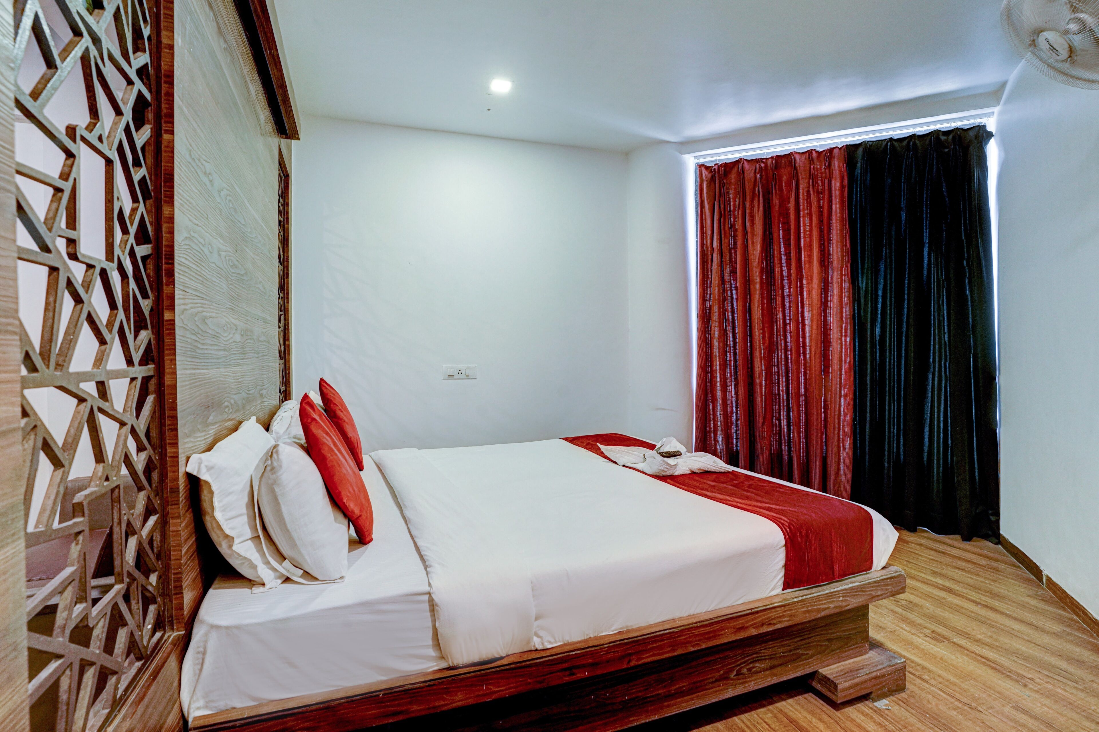 Hotel RR Suites - Near LODHA Xperia Mall
