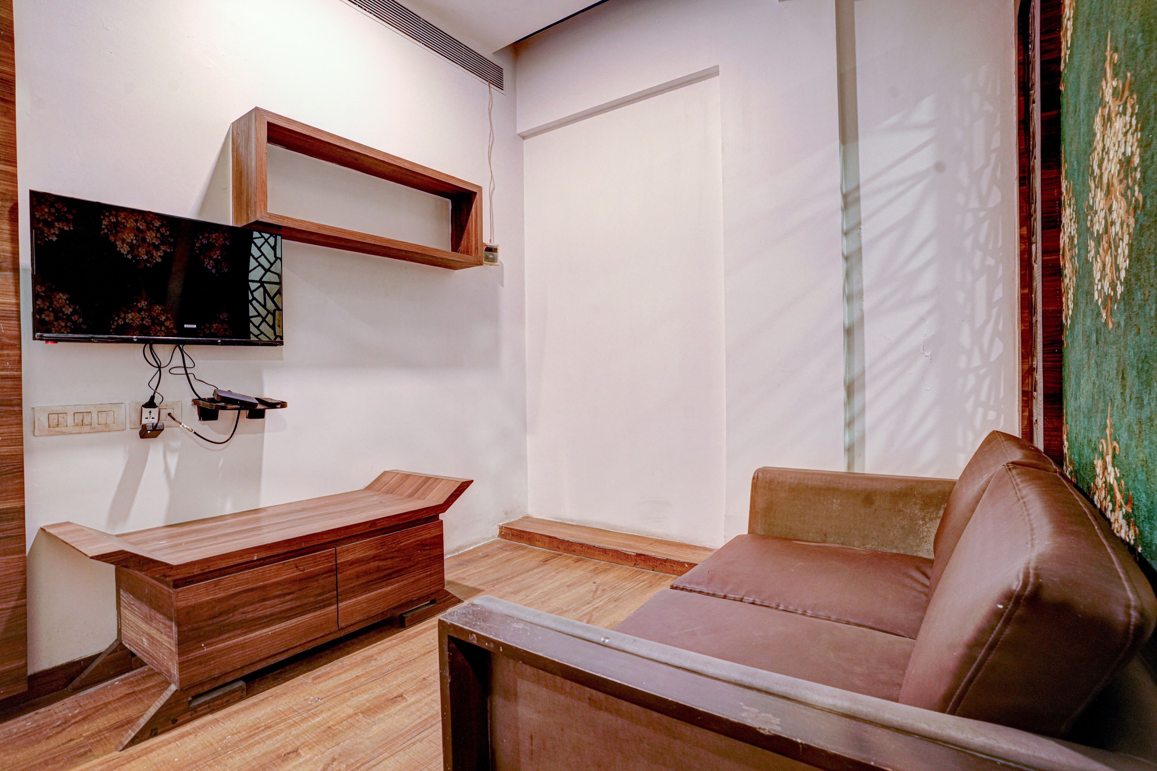 Hotel RR Suites - Near LODHA Xperia Mall