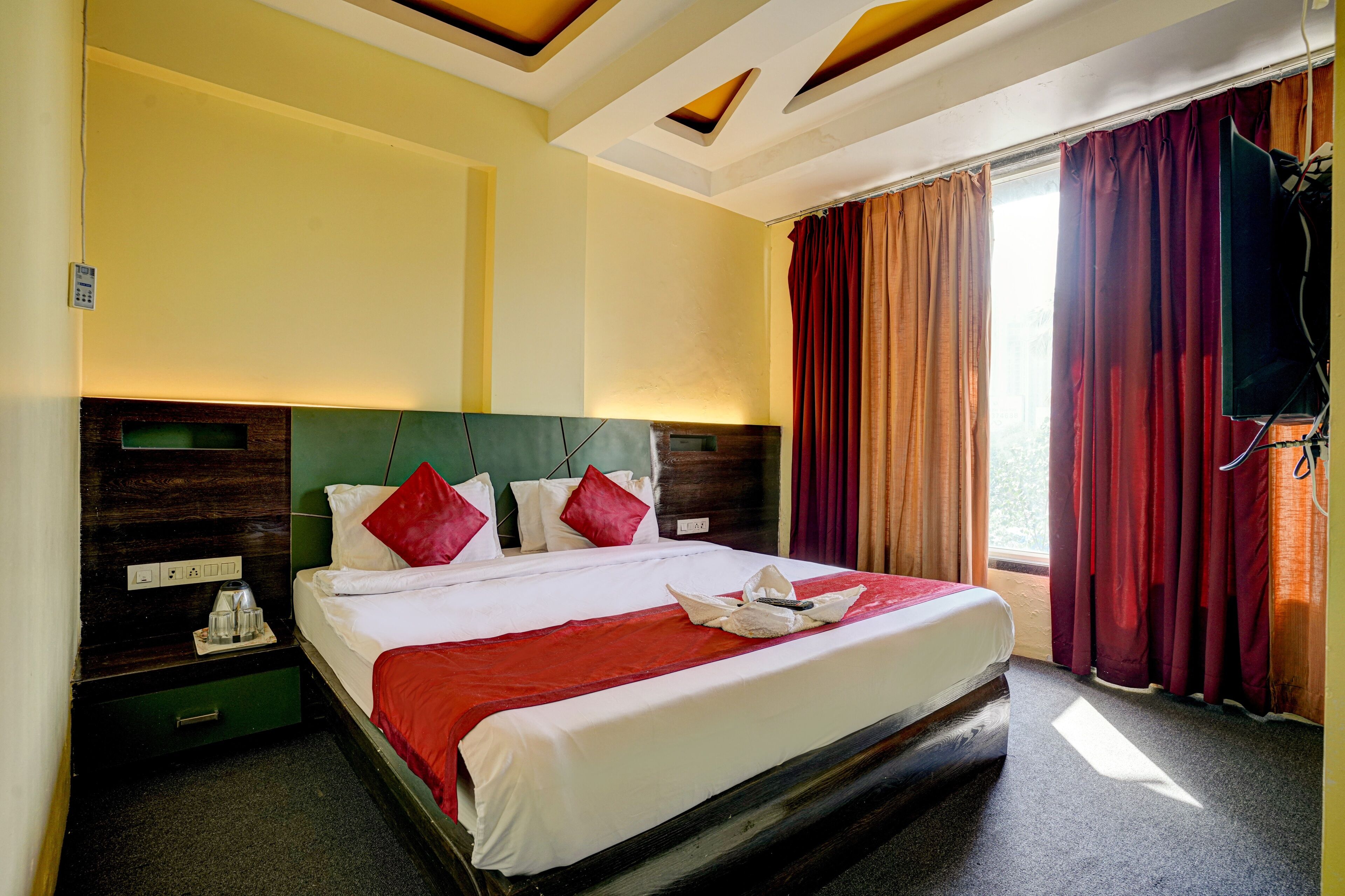 Hotel RR Suites - Near LODHA Xperia Mall