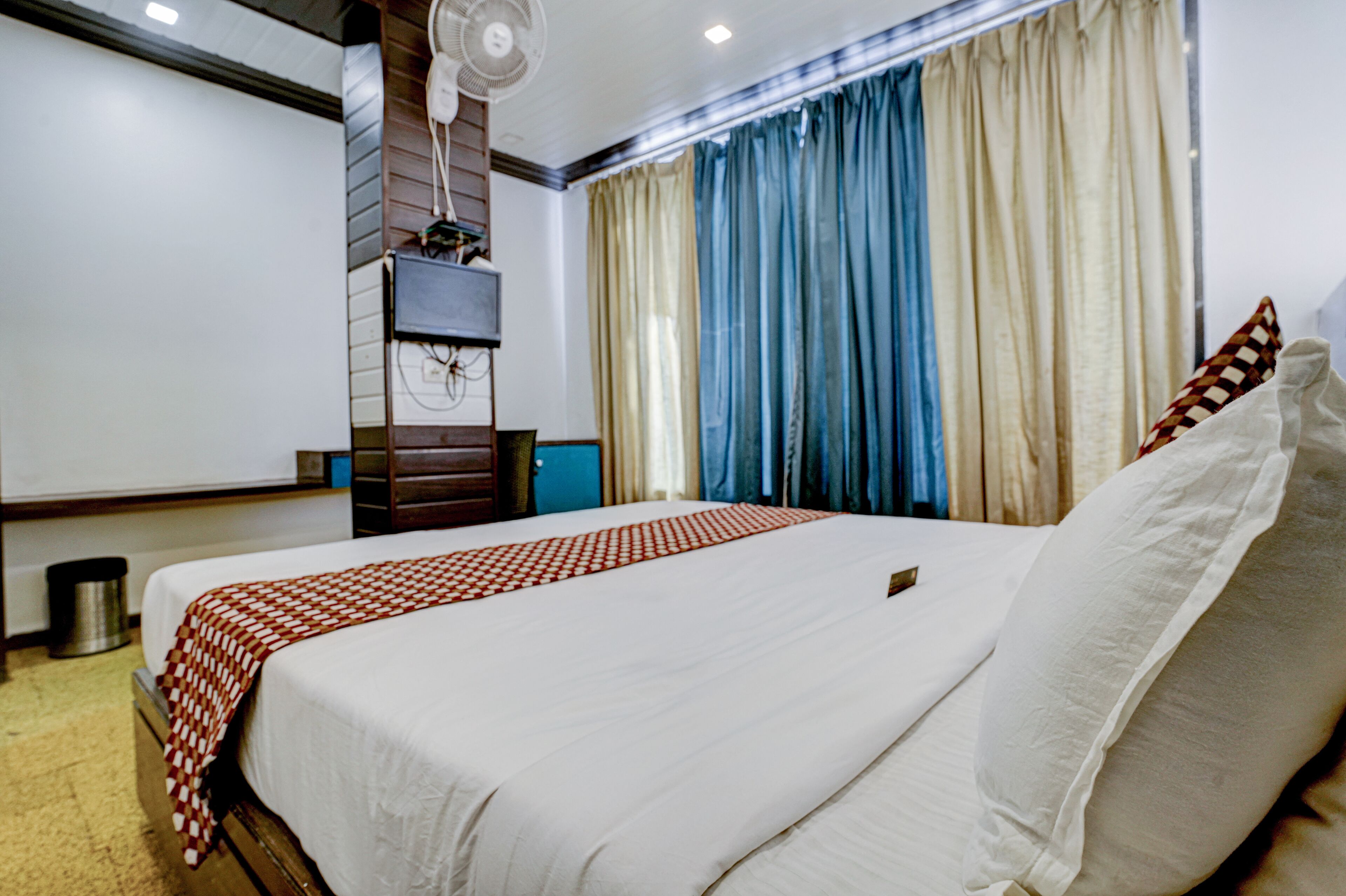 Hotel RR Suites - Near LODHA Xperia Mall