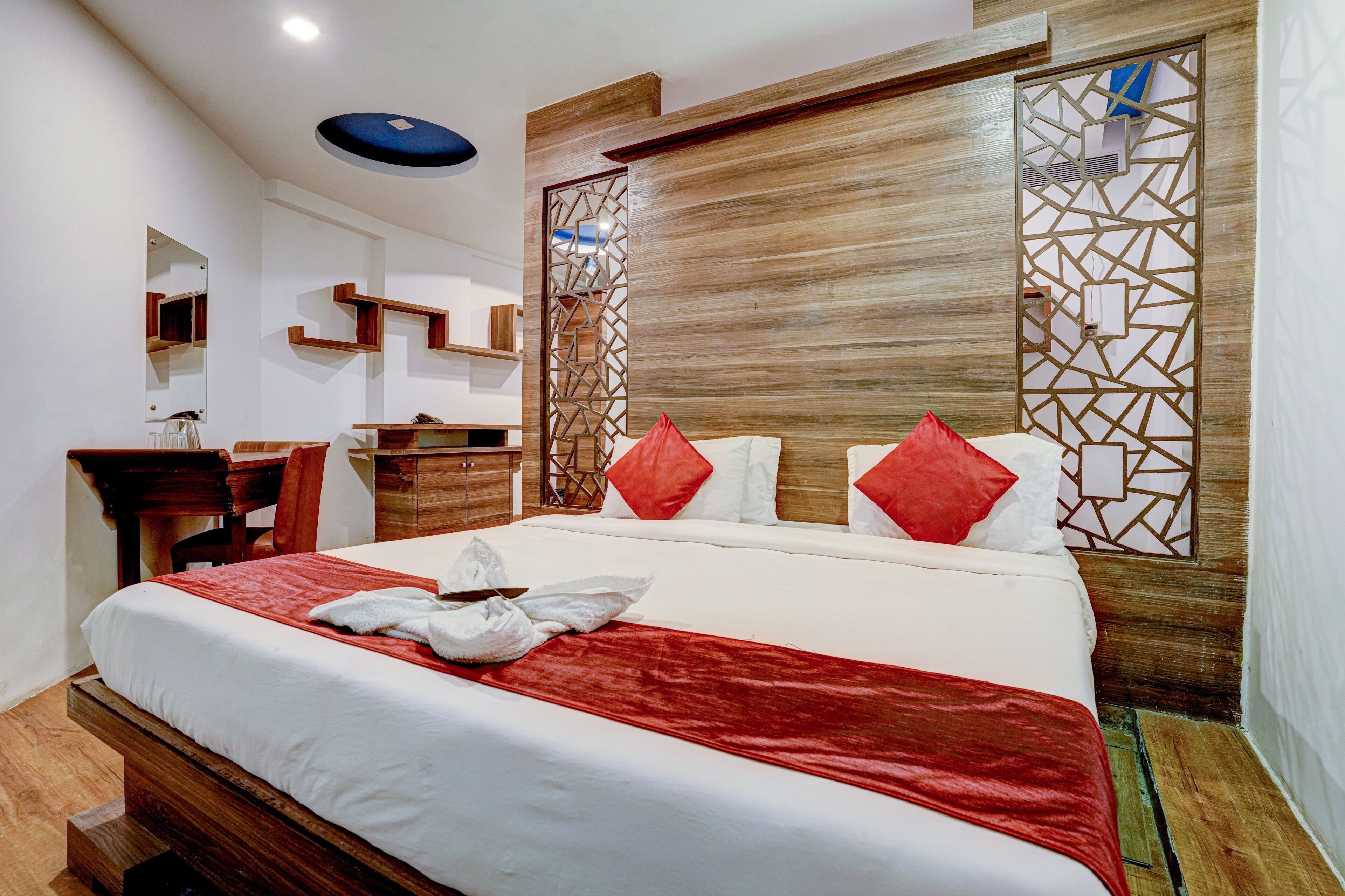 Hotel RR Suites - Near LODHA Xperia Mall