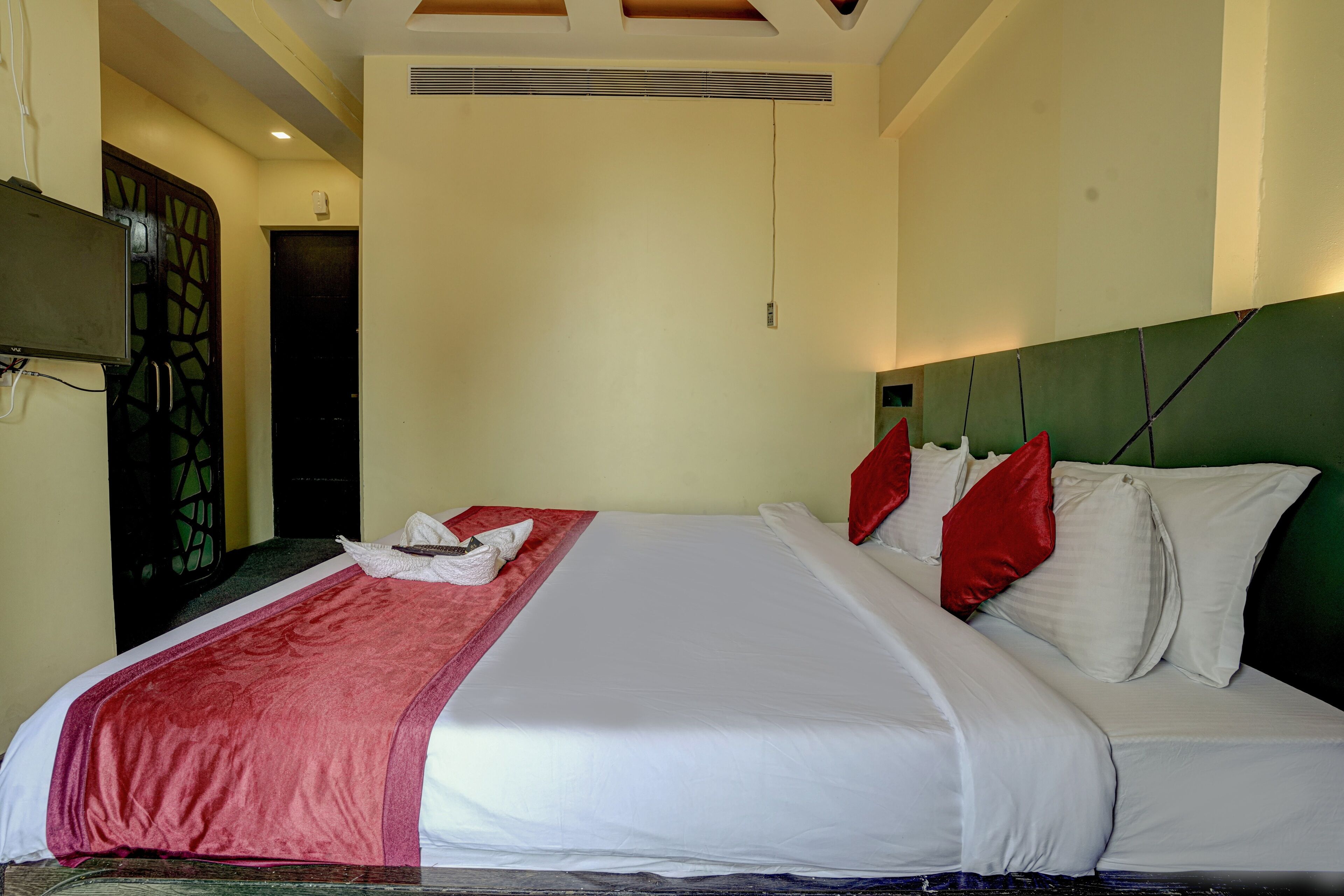 Hotel RR Suites - Near LODHA Xperia Mall