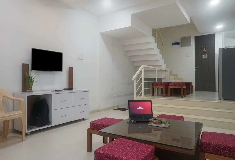 OYO Home 18437 Scenic Villa 3BHK