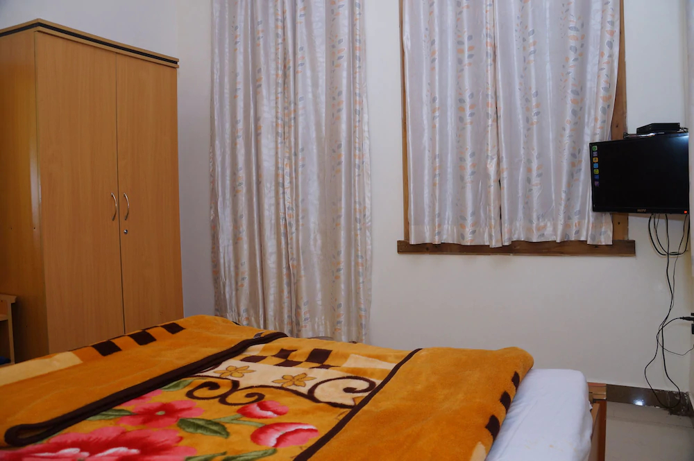 Hotel Godai Girikunj