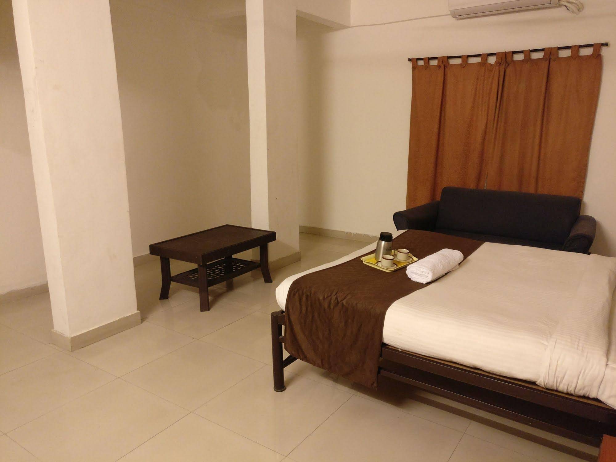 OYO 1065 Hotel HMR Royal Inn