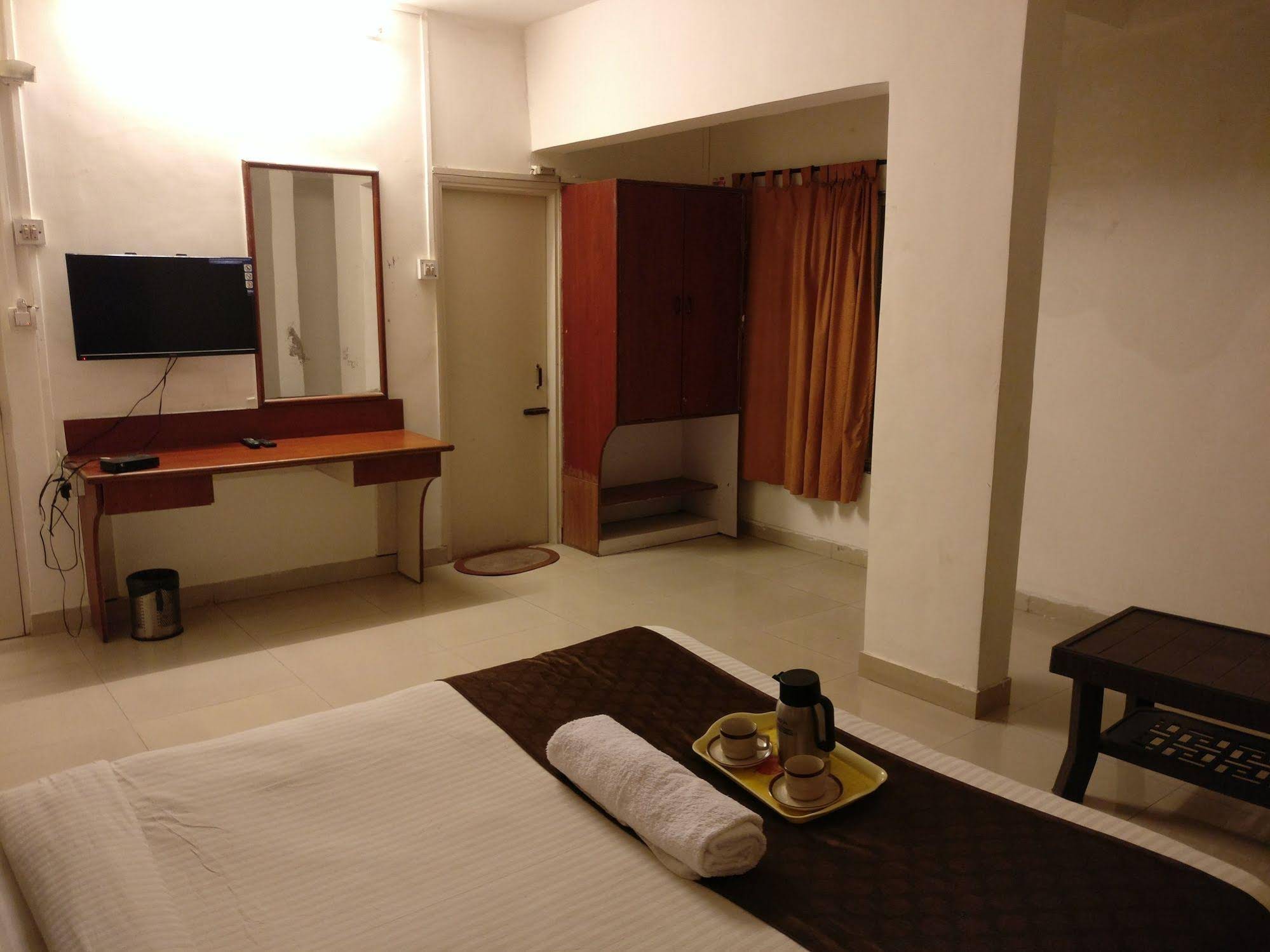 OYO 1065 Hotel HMR Royal Inn