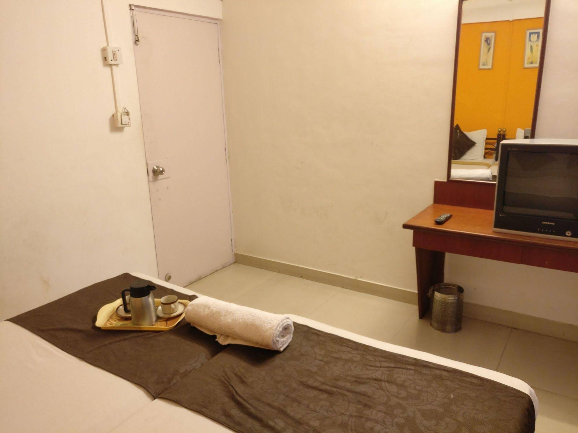 OYO 1065 Hotel HMR Royal Inn