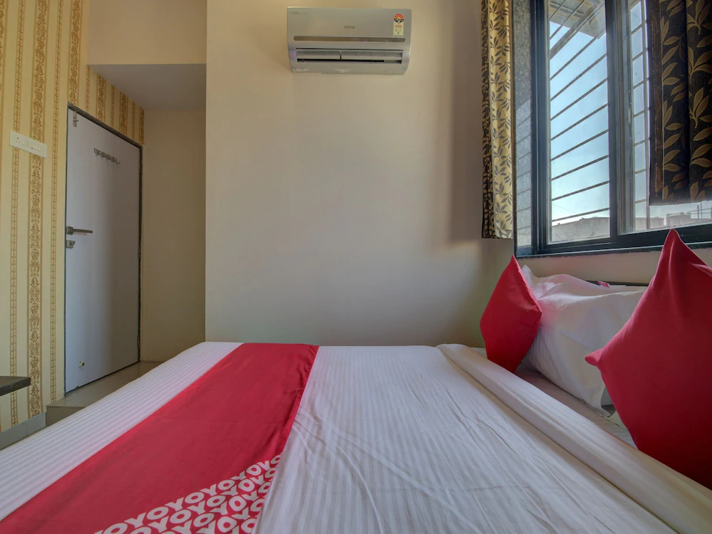 Log Inn Plaza By OYO Rooms