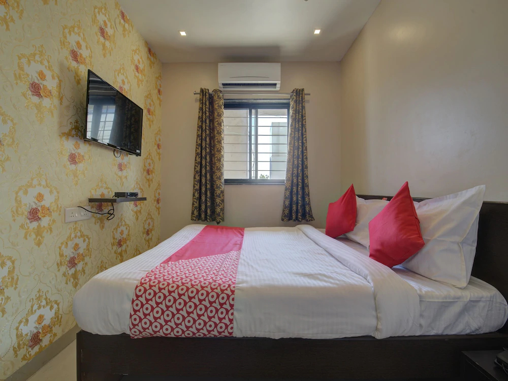Log Inn Plaza By OYO Rooms