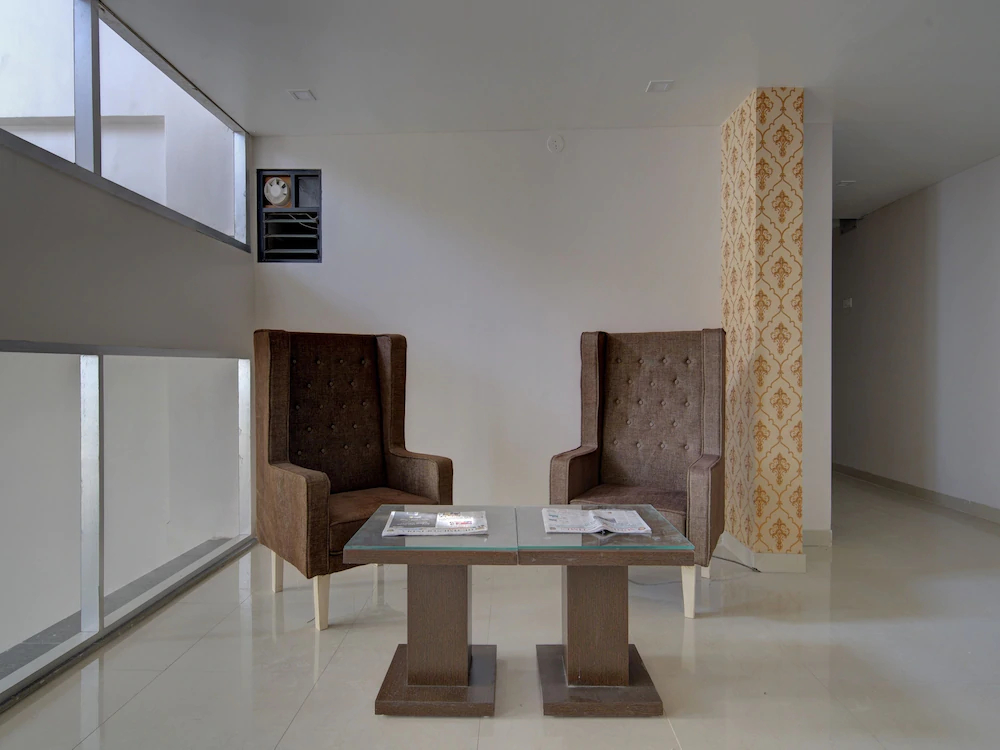 Log Inn Plaza By OYO Rooms