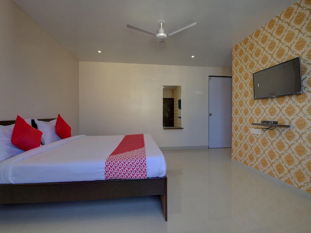Log Inn Plaza By OYO Rooms