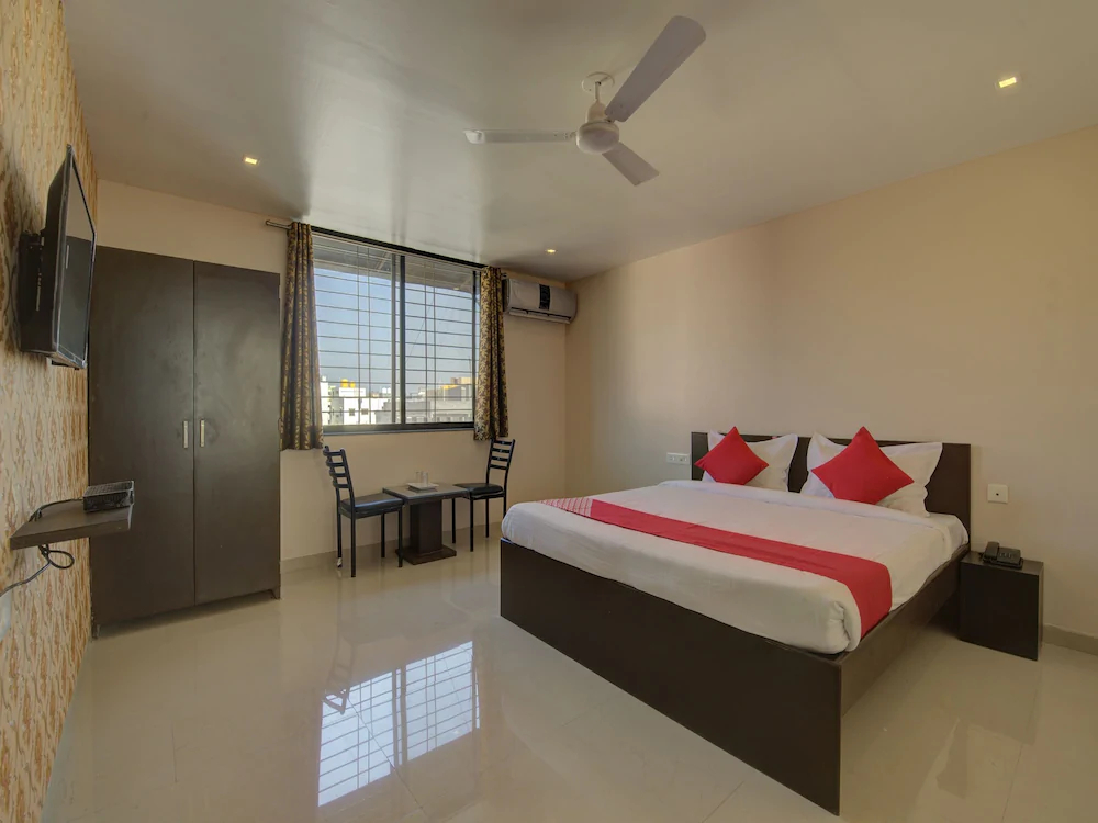 Log Inn Plaza By OYO Rooms