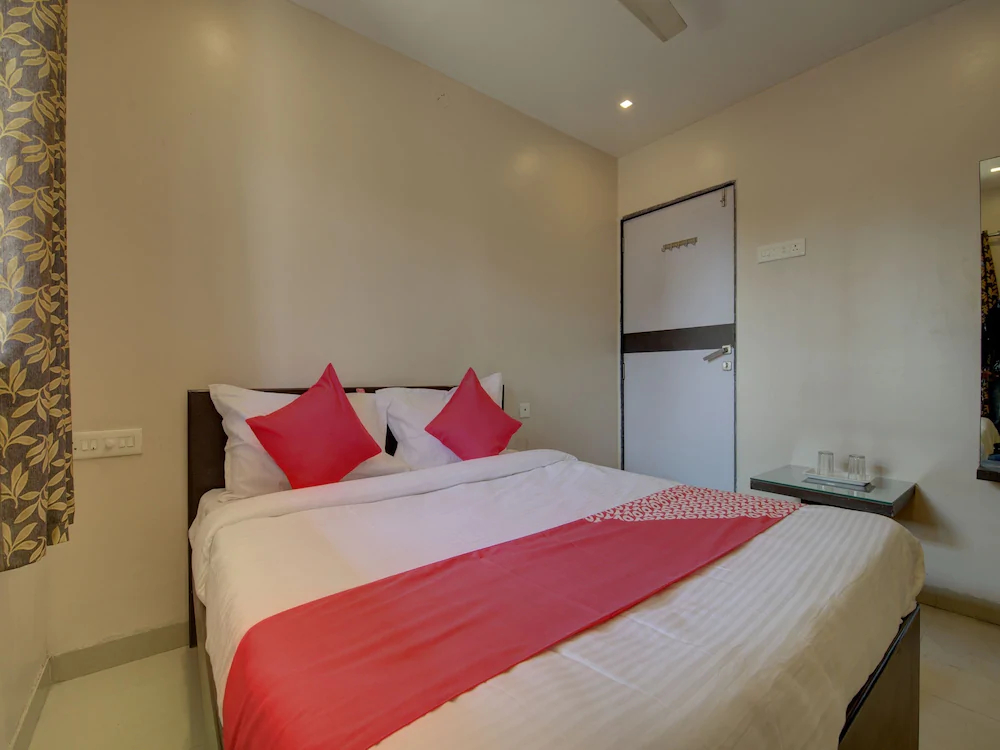 Log Inn Plaza By OYO Rooms