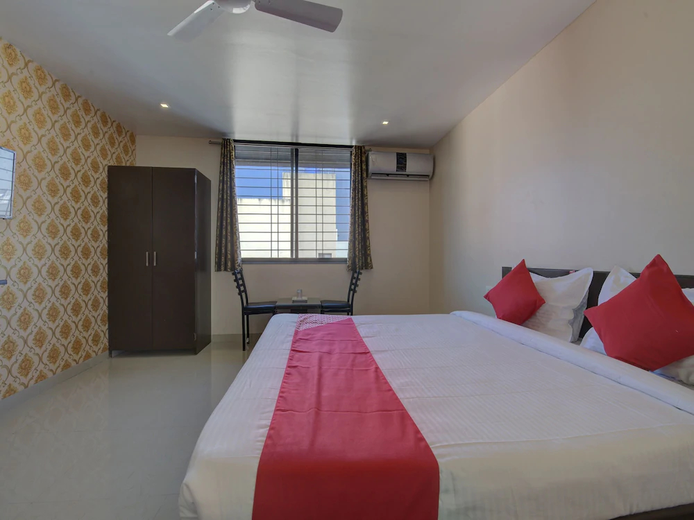 Log Inn Plaza By OYO Rooms