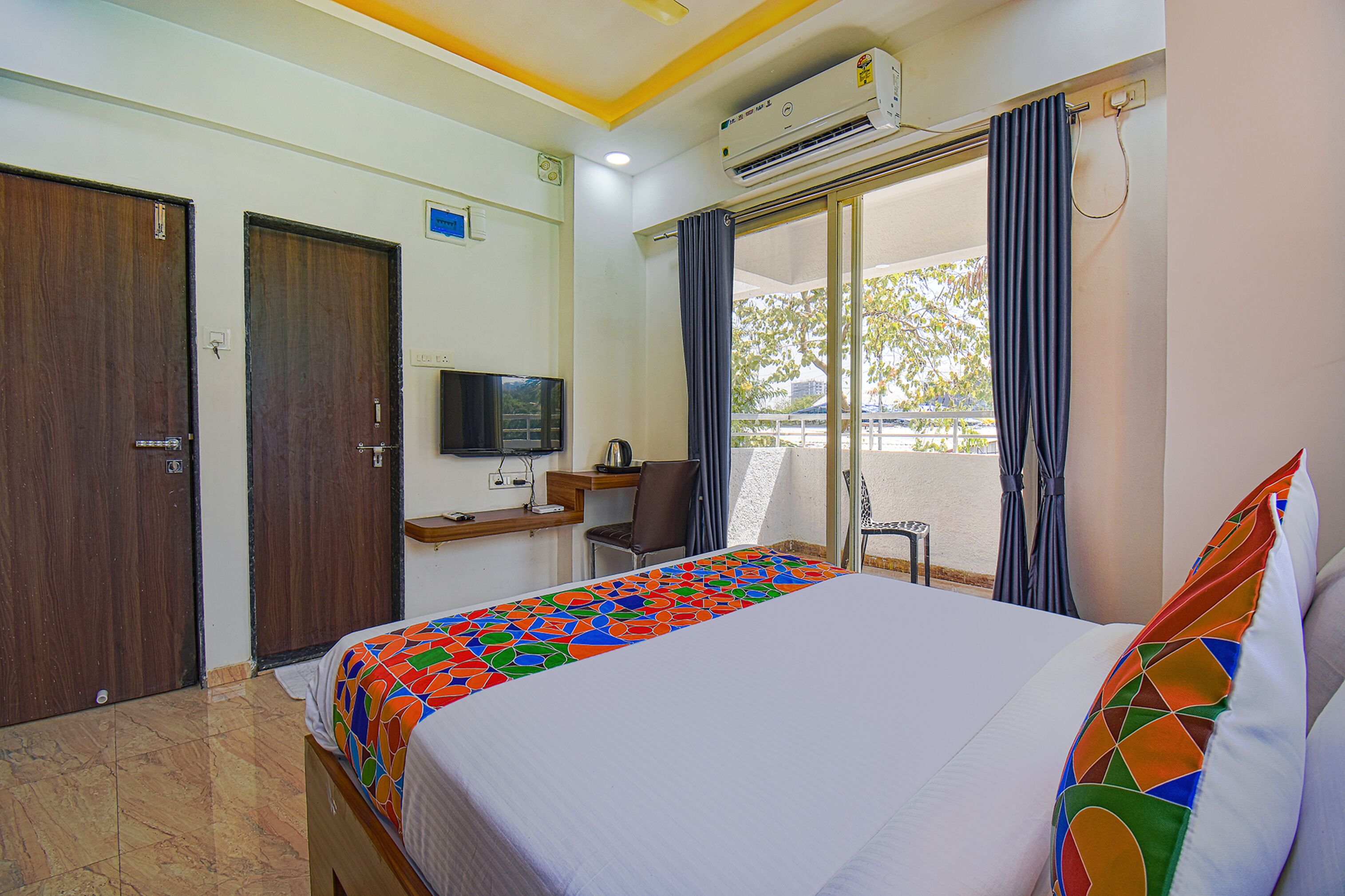 Red Velvet Inn & Suites By Fabhotel