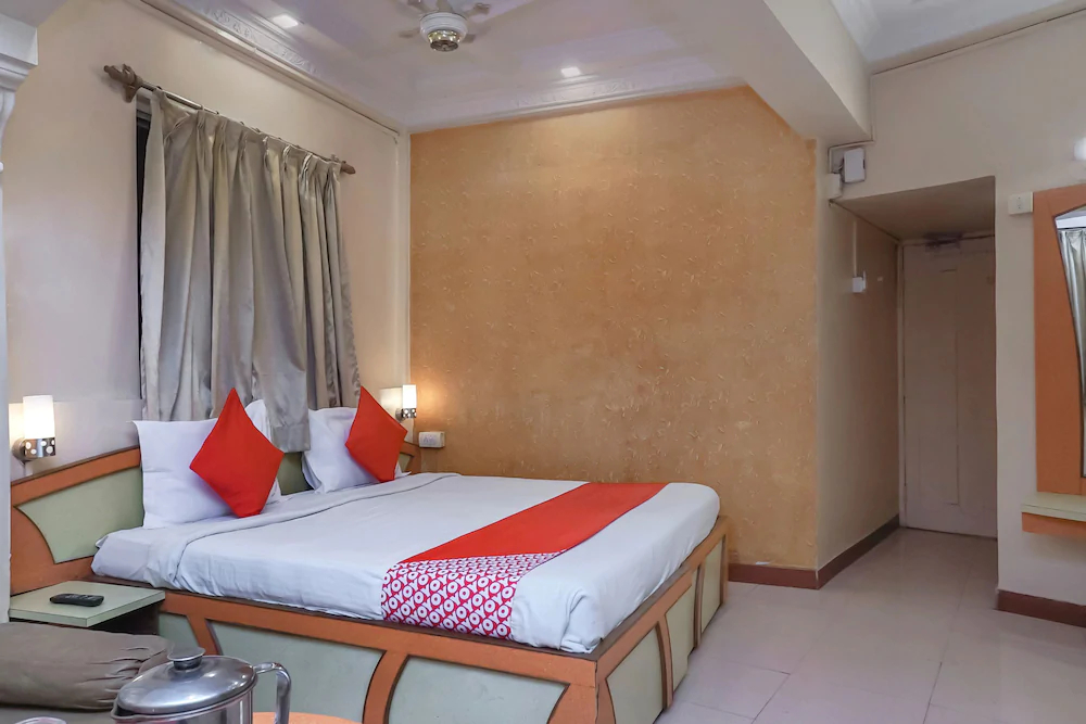 Tushar Hotels by OYO Rooms