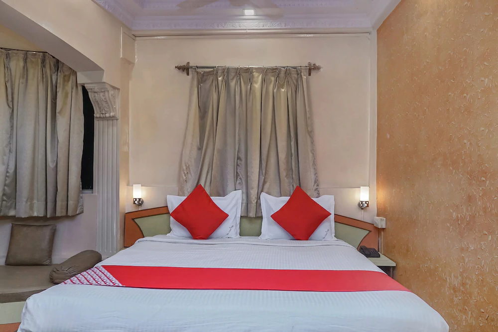 Tushar Hotels by OYO Rooms