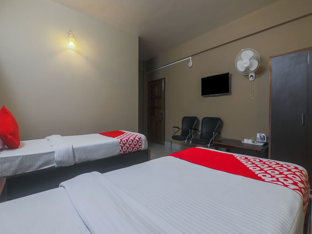 OYO 18528 Field Residency Inn