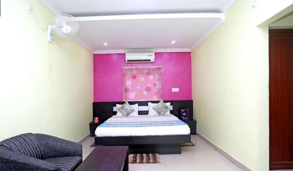 Capital O 5703 Royal Guest House