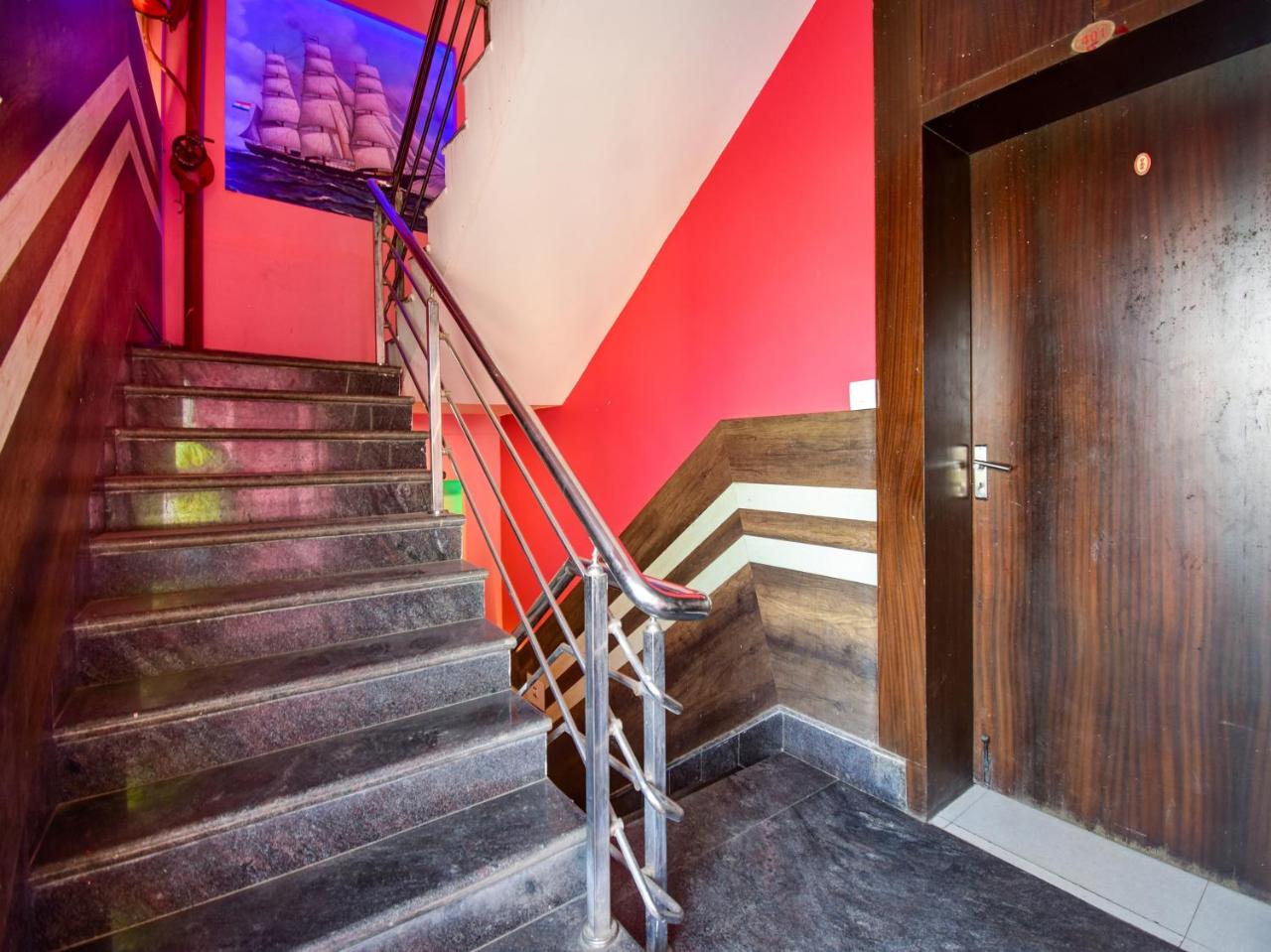 Green Palace by OYO Rooms