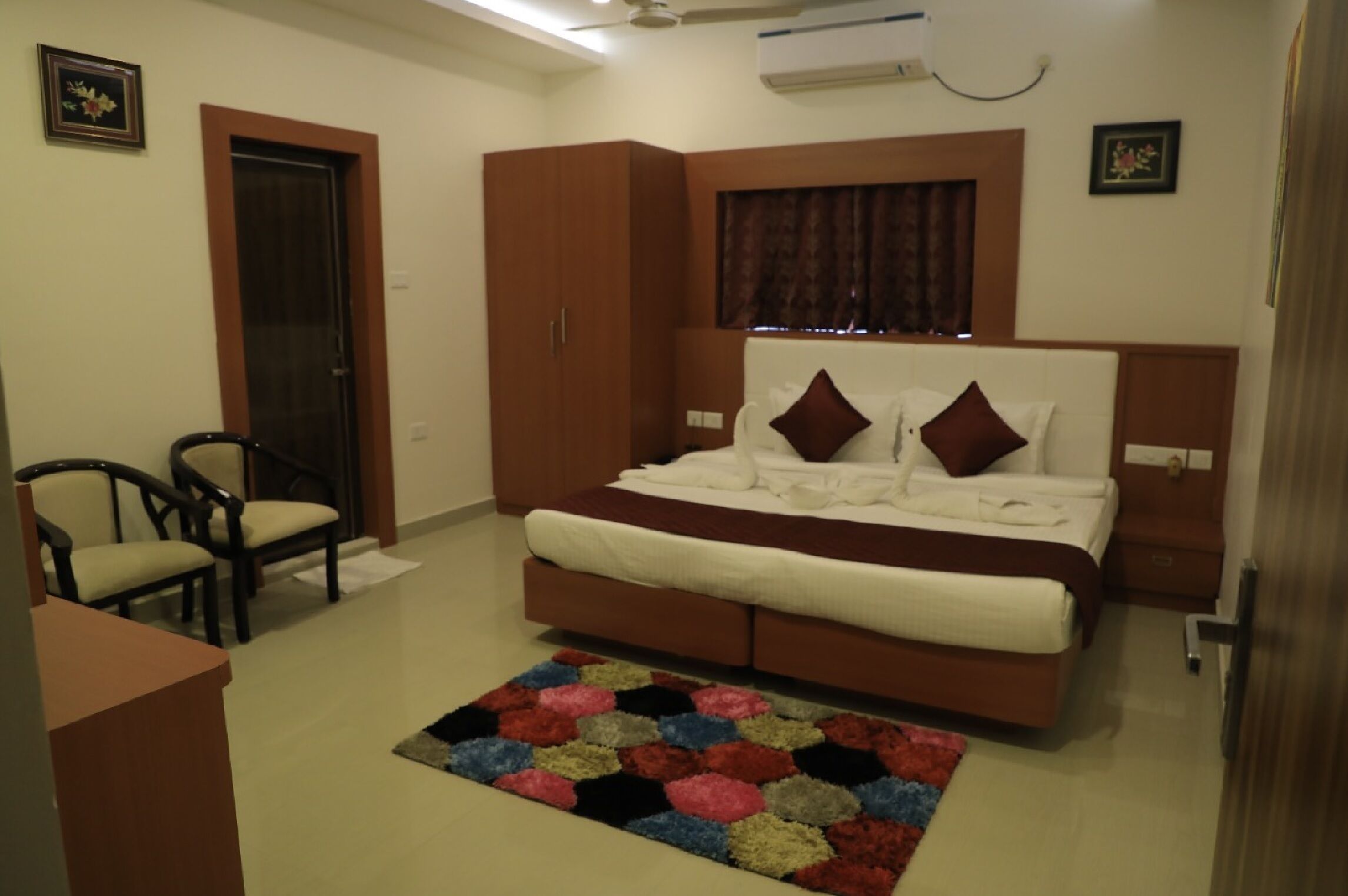 Lily Inn Hotel & Restaurant