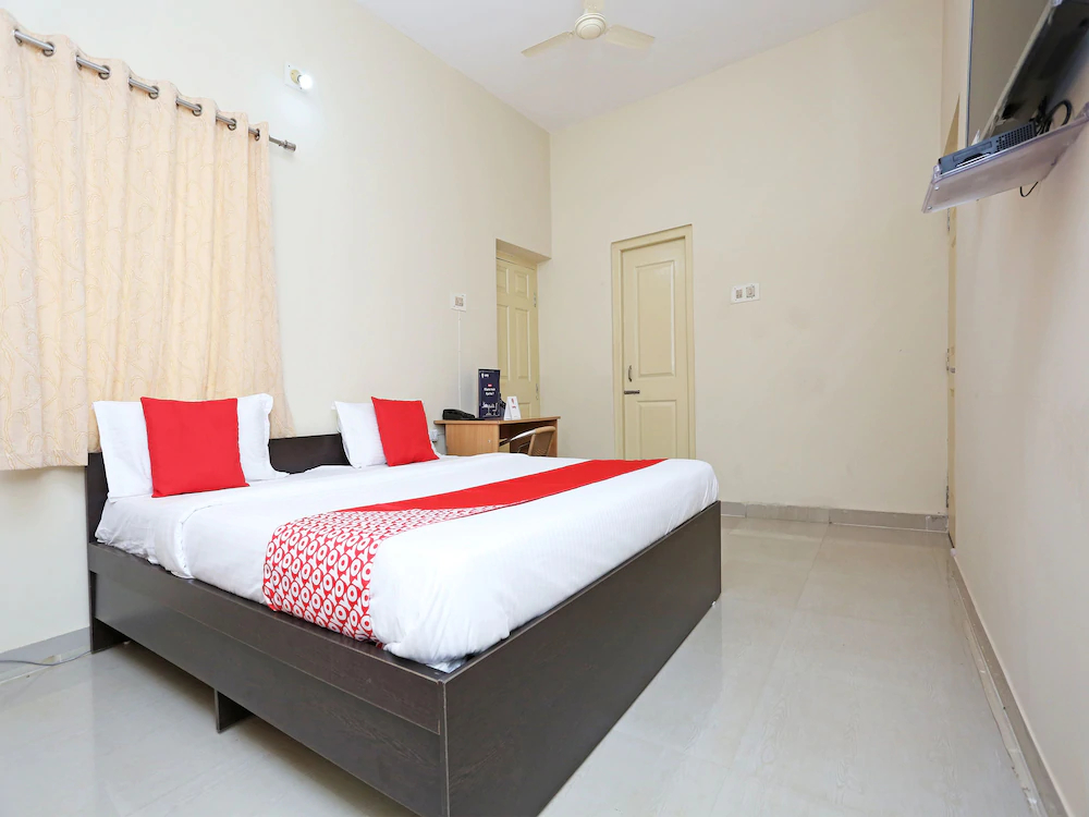 OYO 11760 Near Infocity