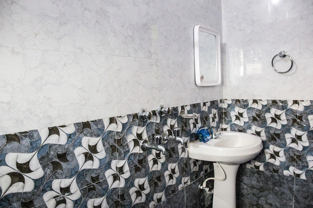 Hotel Royal Guest House by OYO Rooms