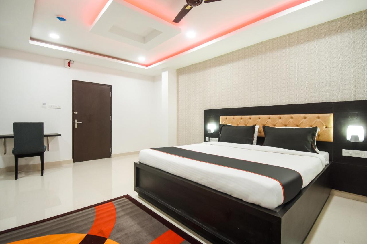 Red Velvet Premium by OYO Rooms