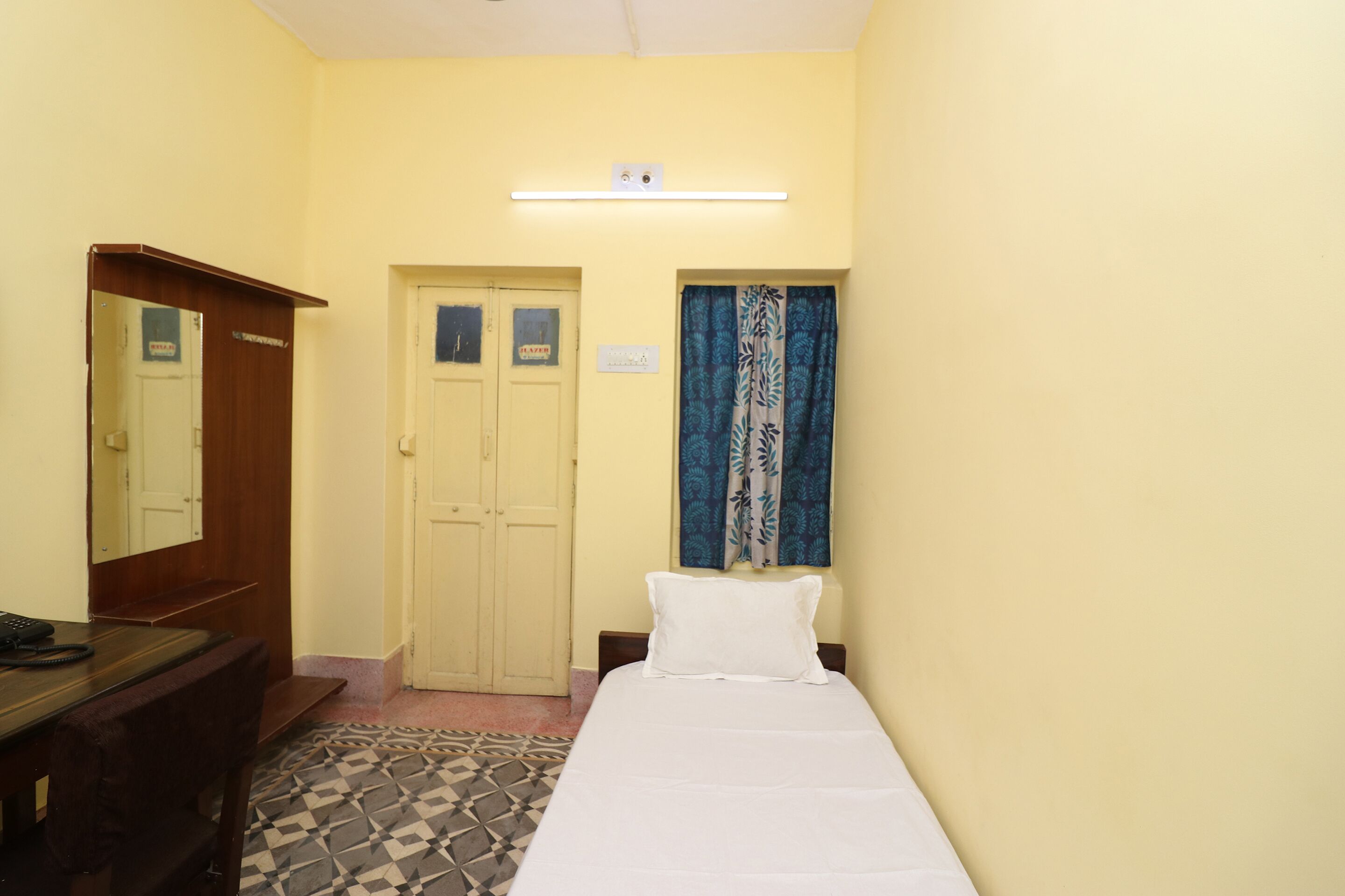 Sri Krishna Inn Lodging & Boardingby OYO Rooms
