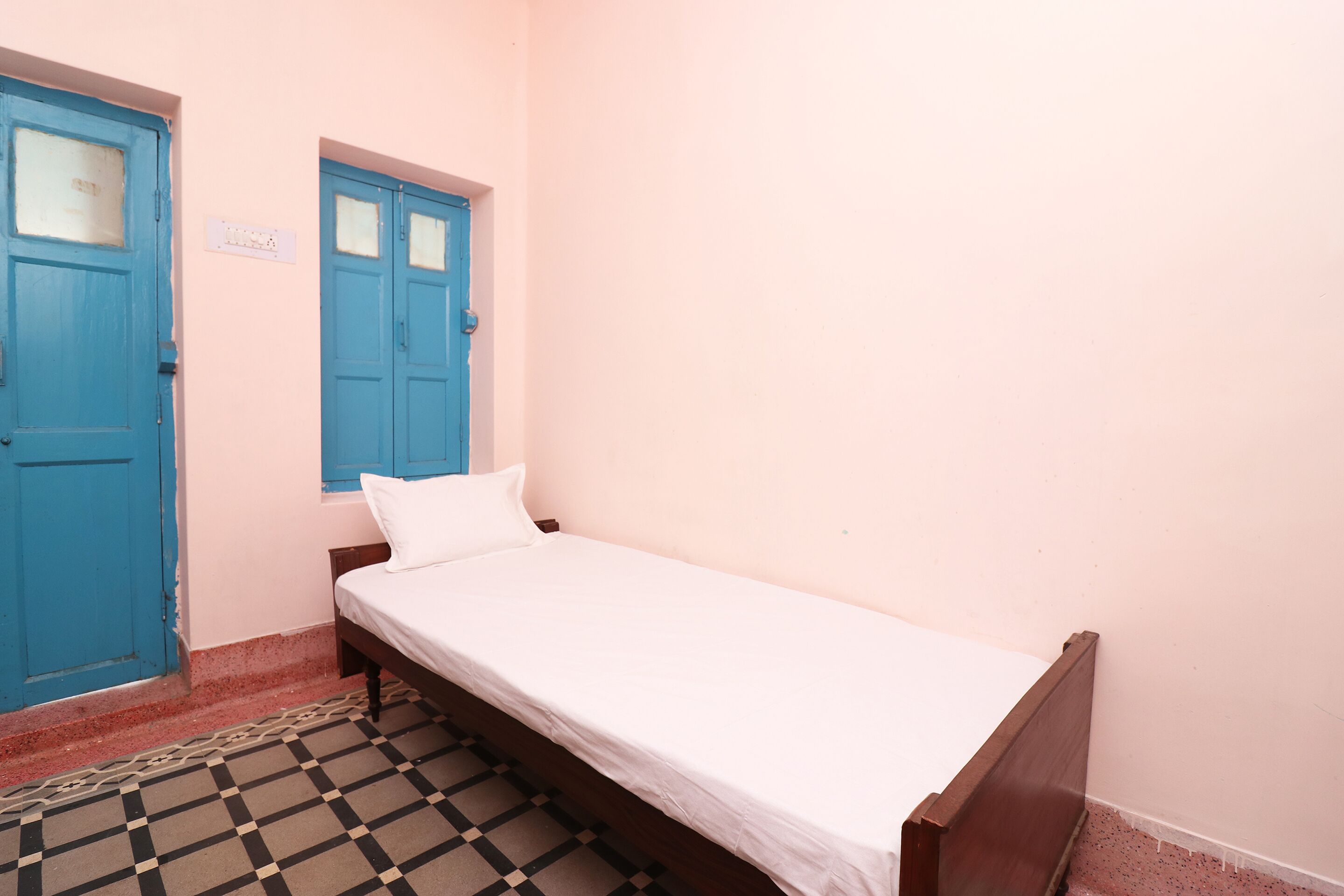 Sri Krishna Inn Lodging & Boardingby OYO Rooms