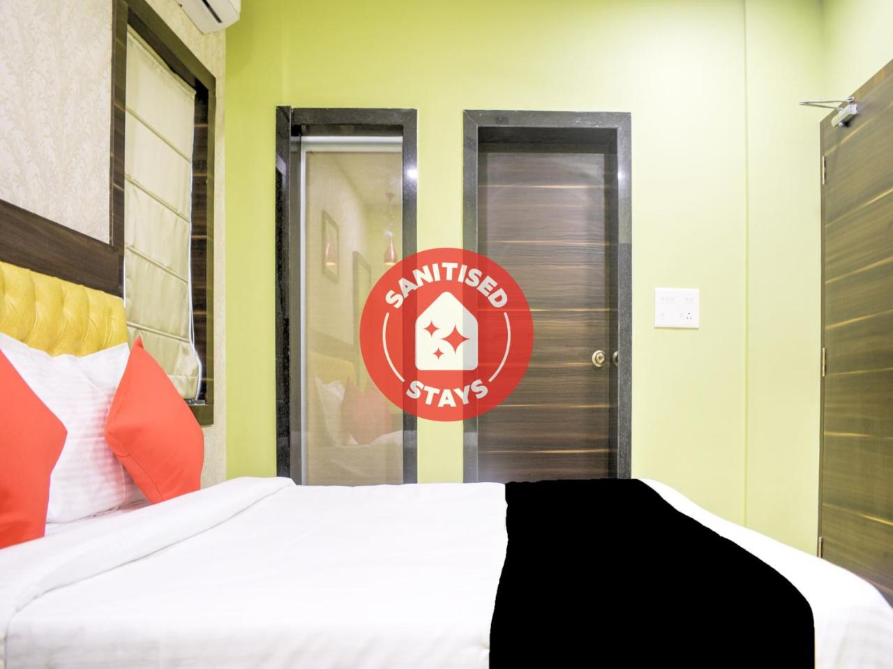 Royal Crown by OYO Rooms