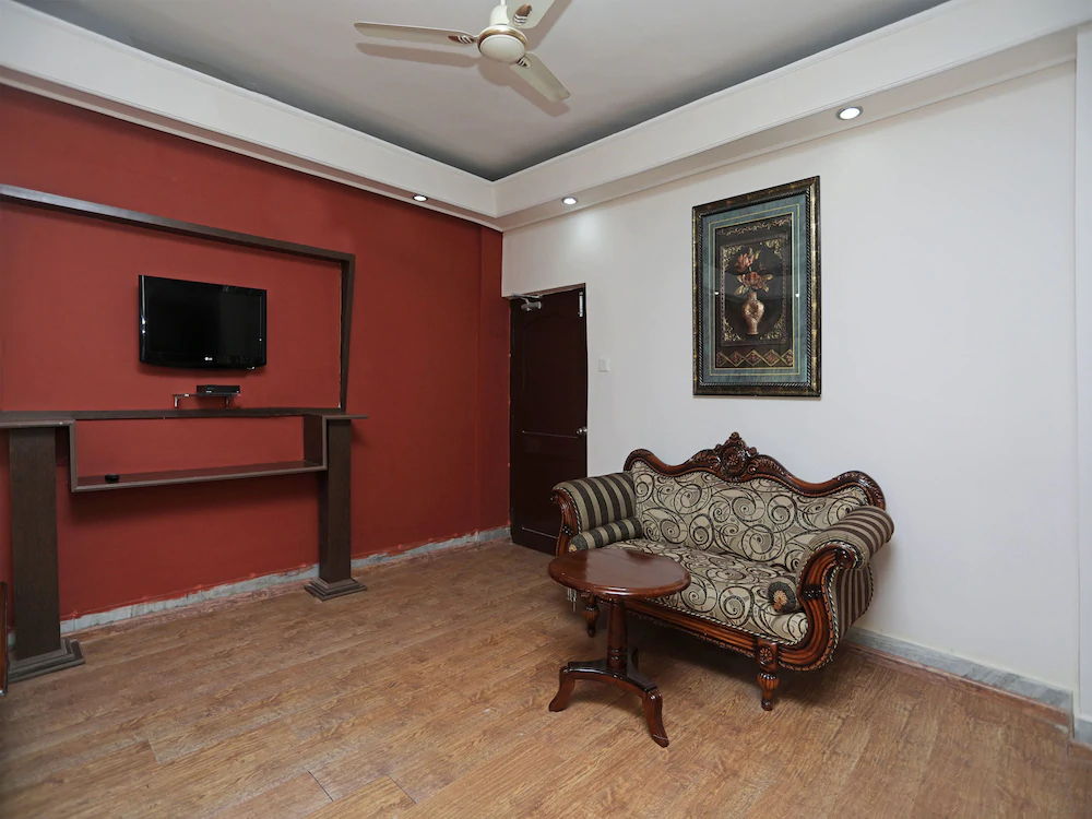 Royal Villa by OYO Rooms