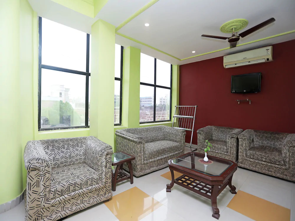 Royal Villa by OYO Rooms