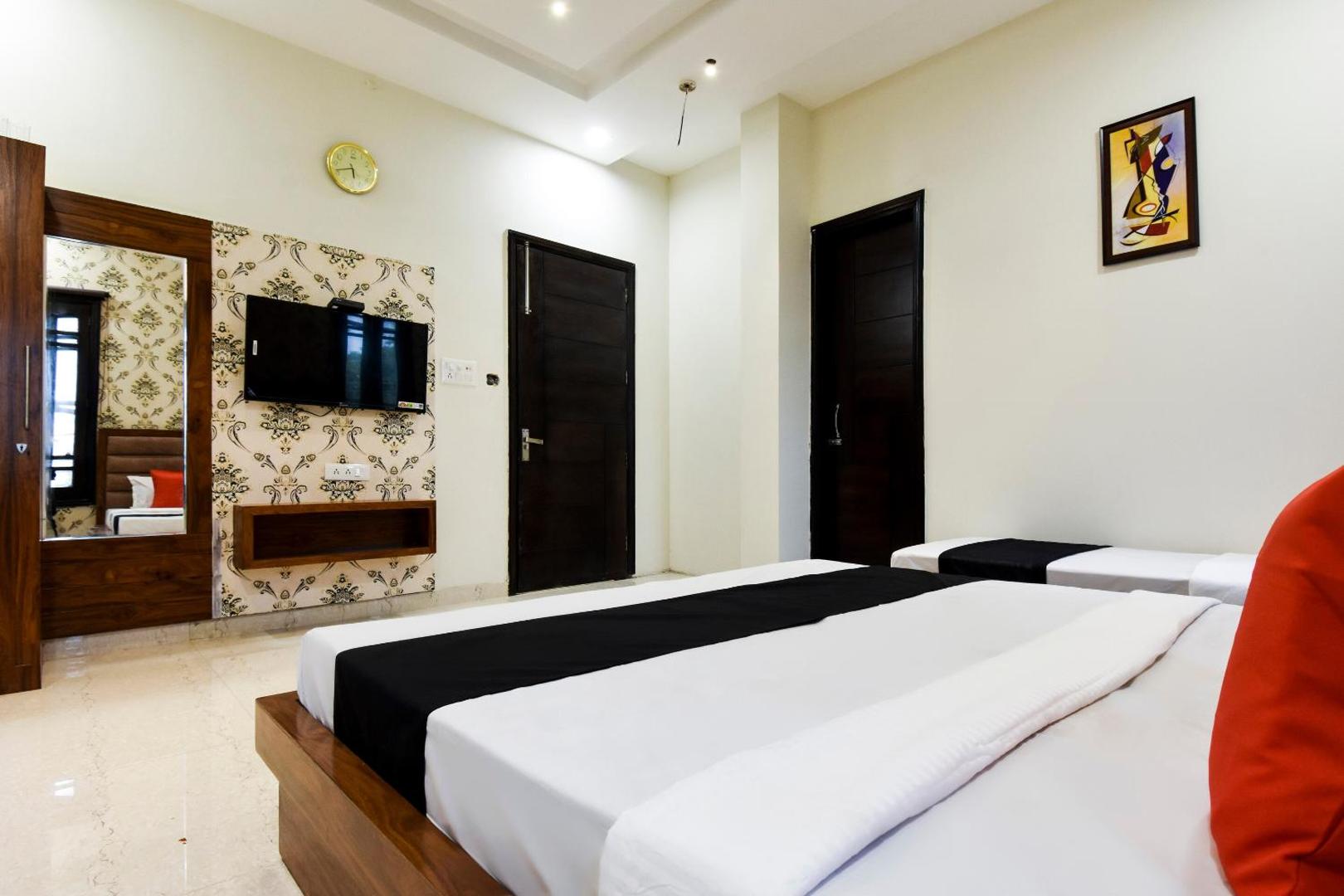 Hotel Avera by OYO Rooms