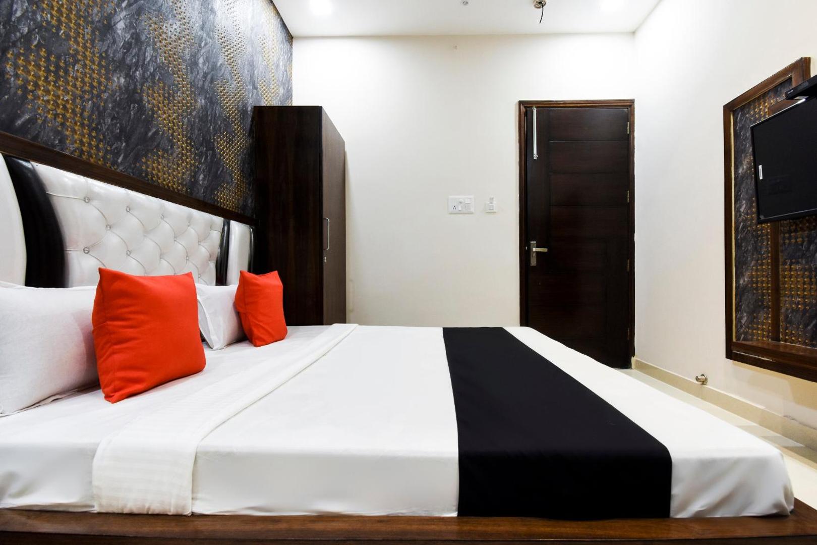 Hotel Avera by OYO Rooms